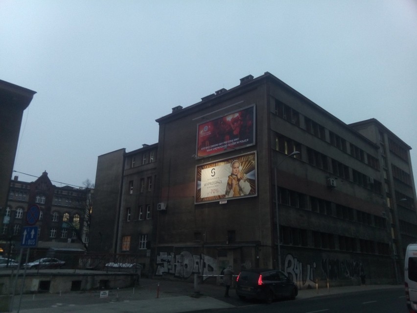 Pseudokibice na billboardzie w ramach kampanii policyjnych...