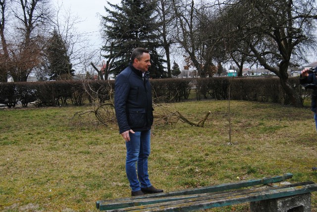Po rekultywacji osiedlowych teren&oacute;w znikną takie jak ta zniszczone ławki. Sytuację sprawdzał burmistrz Włoszczowy Grzegorz Dziubek.