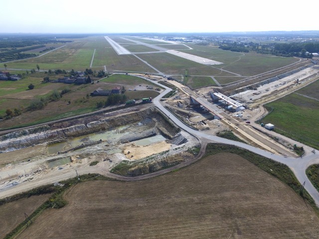 Na zdjęciach z drona, wykonanych w sierpniu 2018 widać pas startowy lotniska i spore części wybetonowanej już A1