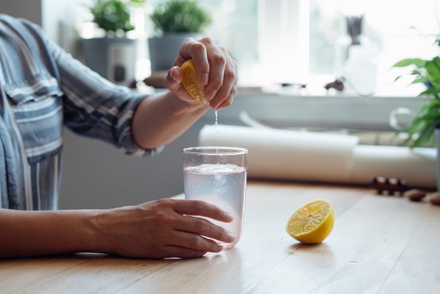Picie wody z sokiem z cytryny niesie za sobą szereg korzyści, ale przede wszystkim dobrze nawadnia organizm. Aby poznać fakty i mity o wodzie z cytryną, przesuwaj zdjęcia w prawo, naciśnij strzałkę lub przycisk NASTĘPNE