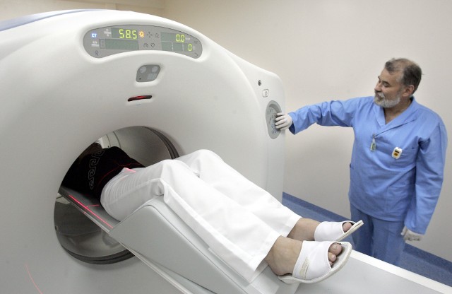 Badanie tomografem komputerowym służy do wykrywania pierwotnych i wtórnych zmian nowotworowych. Pacjenci onkologiczni powinni być przebadani jak najszybciej.