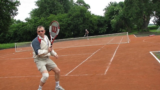 Na korcie tenisowym w Łowiczku Remigiusz Krajewski, rolnik z Kolonii Łowiczek, oraz w głębi Sławomir Szychowski, lekarz weterynarii z Bądkowa.