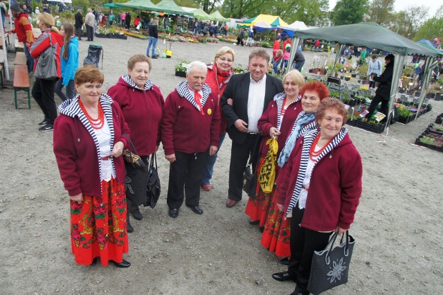 Zespół Jarzębinki z Otynia,  najpierw wystąpił na scenie, a potem artyści udali się na zakupy