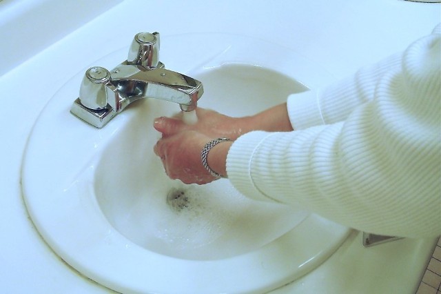 Mycie rąkMiękka woda pomaga w dbaniu o skórę dłoni.