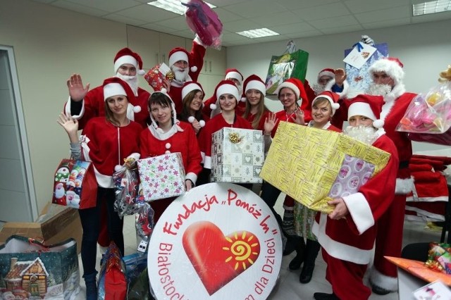 W środa po południu obładowani prezentami Mikołajowie ze swoimi ekipami wyruszyli do 15 podopiecznych białostockiego hospicjum dla dzieci i ich rodzeństwa. Dziś odwiedzą kolejne rodziny.
