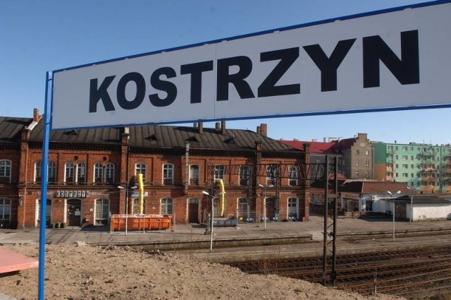 Tablice z nazwą "Kostrzyn" stoją na wyremontowanych peronach kostrzyńskiego dworca PKP