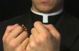 Watykan oficjalnie o dzieciach księży: Kapłan powinien odejść ze stanu duchownego i być przy swoim dziecku