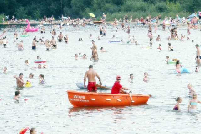 Plaże Pogorii III latem wypełniają się po brzegi. Kąpieliska znów będą strzec ratownicy dąbrowskiego WOPR-u Zobacz kolejne zdjęcia/plansze. Przesuwaj zdjęcia w prawo - naciśnij strzałkę lub przycisk NASTĘPNE