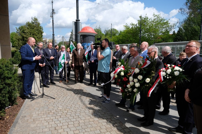 Kwiaty złożono m.in. pod tablicą na budynku Urzędu...