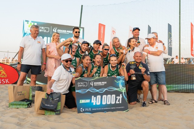#VolleyWrocław wsparty był siatkarkami, które na co dzień trenują siatkówkę plażową. Za zwycięstwo w turnieju wrocławianki zainkasowały czek na 40 tys. zł