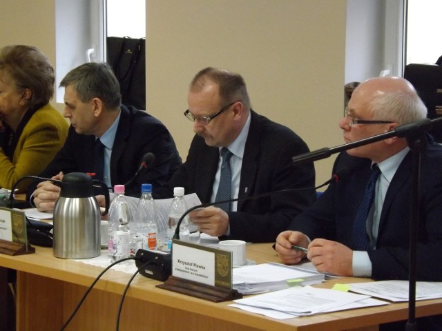 Projekt zmian w zasadach wynagradzania radnych złożył i zaprezentował radny PdK Marek Młynarczyk (w środku).