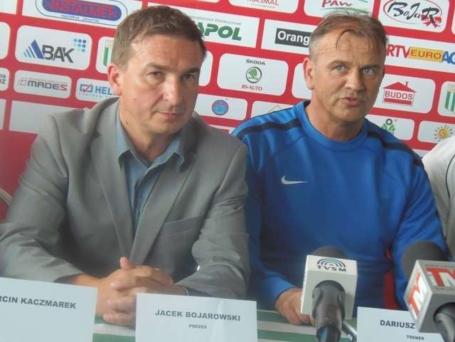 Prezes Jacek Bojarowski (z lewej) i trener Dariusz Kubicki opowiadają o przyczynach słabej postawy zespołu na starcie ligi