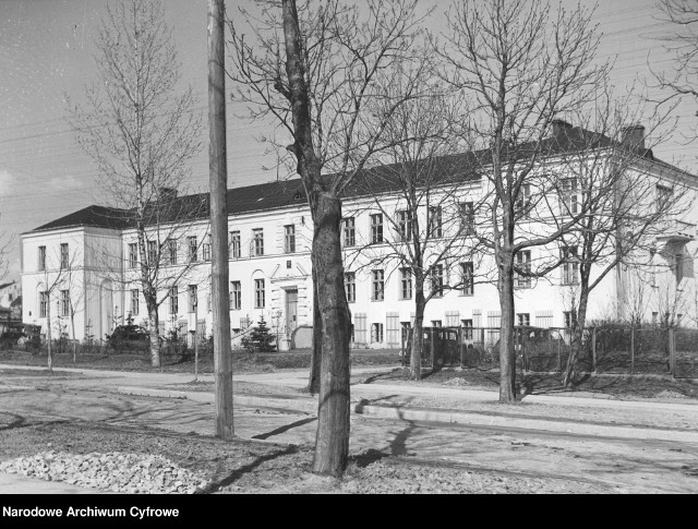 Dawny budynek Gimnazjum i Liceum w Busku-Zdroju przy alei Mickiewicza. W czasie wojny siedziba Kreishauptmanna dr. Wilhelma Schäfera