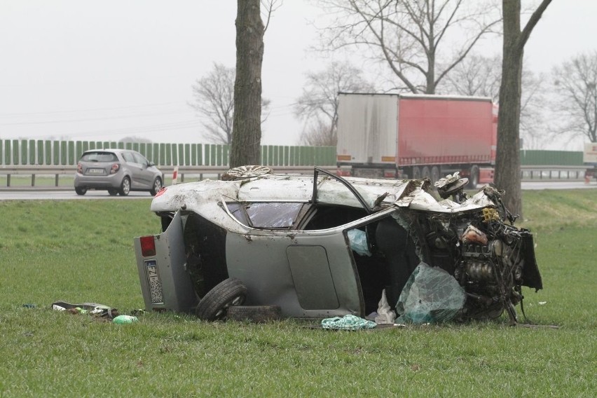 Wypadek na trasie Wrocław-Oleśnica. Audi A8 wypadło z drogi i dachowało (ZDJĘCIA)