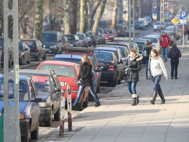 W zgodnej opinii kierowców Słupsk jest bardzo niewdzięcznym miastem do parkowania. Ul. Partyzantów codziennie zablokowana jest zaparkowanymi na niej samochodami.