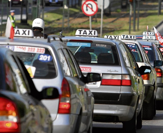 Taksówkarze grożą strajkiem, jeżeli nie dostaną wsparcia od miasta
