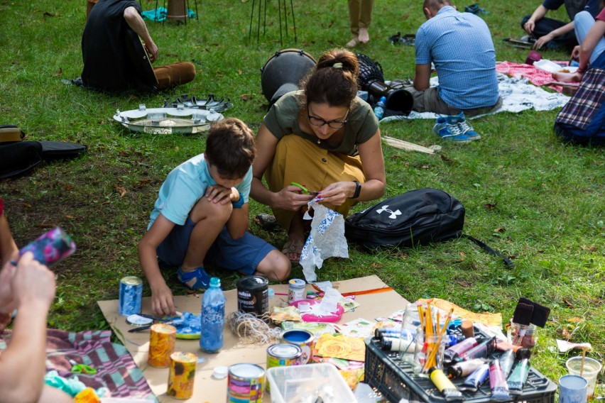 Kraków. Twórczy ekopiknik w parku Bednarskiego. Organizatorzy zaprosili z kocem i... zużytymi ubraniami