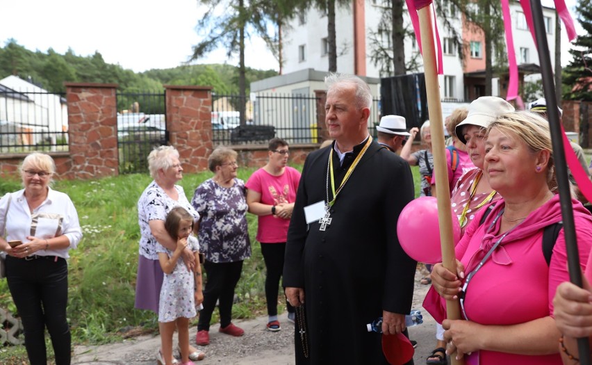 Uczestnicy 41. Kieleckiej Pieszej Pielgrzymki na Jasną Górę w poniedziałek weszli do Kielc. Było powitanie na Kawetczyźnie