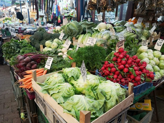 Polskie warzywa i owoce powoli zalewają bazarki. Wiosna to czas m.in. świeżych rzodkiewek, aromatycznego szczypiorku i soczystych truskawek.