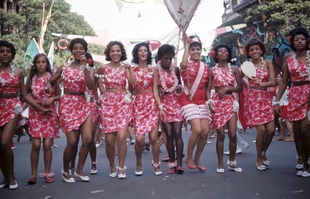 Piękne tancerki w stolicy samby. Zobacz zdjęcia z karnawału w Rio de Janeiro z 1964 roku [GALERIA]