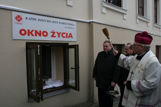 Biskup Kazimierz Gurda poświęcił o pobłogosławił "Okno Życia&#8221; , do którego można sięgnąć wprost z chodnika przy Placu Panny Marii 1 w Kielcach.