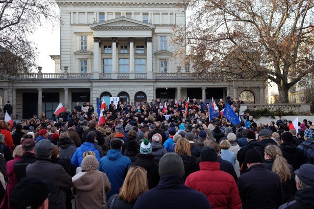 Strażnicy demokracji skandowali "Duda precz"