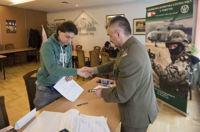 Książeczkę wojskową z rąk majora Andrzeja Sowy odbiera Kamil Bąk, licealista z Chełmży. Badanie przeszedł bezproblemowo, uzyskał kategorię  „A” 