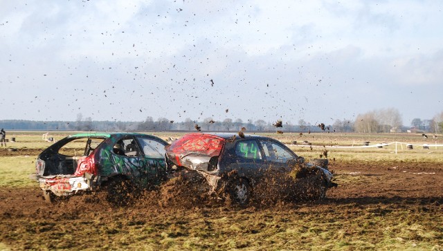 Po raz kolejny SCS Szczecinek zaprosił fanów motoryzacji na widowiskowy wyścig samochodowych wraków, czyli destruction derby. Na starcie zawodów aut, które najlepsze chwile mają już za sobą stanęło kilkadziesiąt załóg z całego regionu. Areną zmagań było pole przy płycie dawnego lotniska wojskowego w Wilczych Laskach koło Szczecinek, a zawody zorganizował klub SCS Szczecinek. Zabawa była przednia, emocji było co nie miara i szczęśliwie obeszło się bez wypadków. Zapraszamy na relację. Rajmund Wełnic