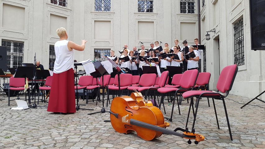 Wspólnie zagrali i zaśpiewali: Chór The G Singers dyrygowany...