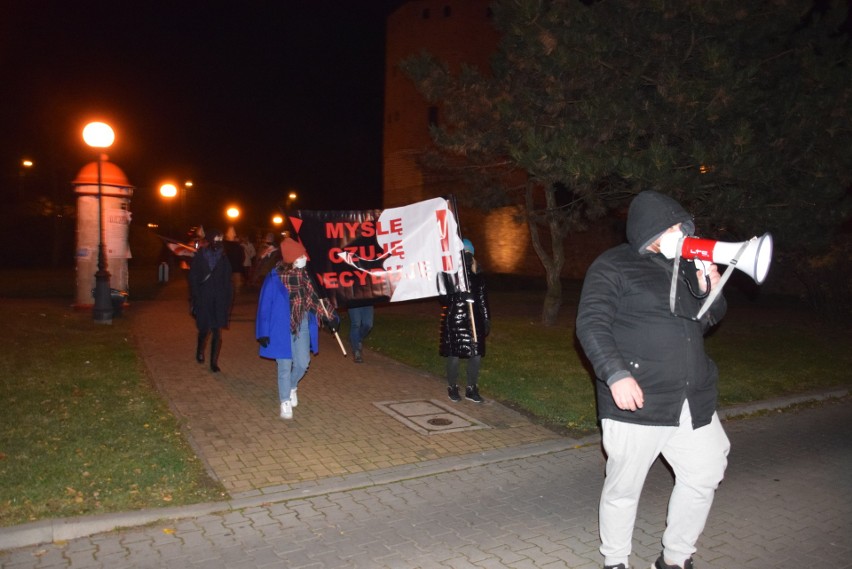 Strajk kobiet w Wieluniu. Demonstranci spacerowali w okolicach centrum miasta ZDJĘCIA