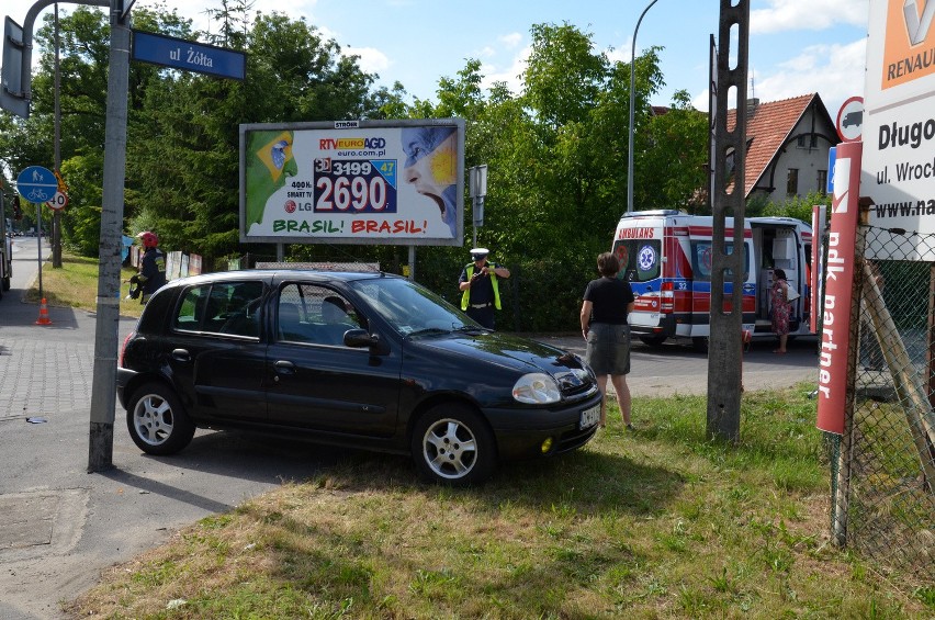 Wrocław: Wypadek na Kosmonautów. Motocyklista uderzył w auto (ZDJĘCIA)