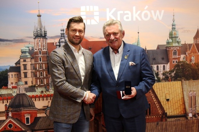 Dyrektor Zarządu Infrastruktury Sportowej w Krakowie Krzysztof Kowal został uhonorowany przez Ministra Sportu i Turystyki Kamila Bortniczuka złotą odznaką „Za Zasługi dla Sportu”.
