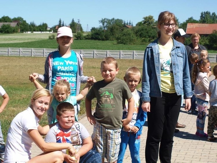 Miśtrzostwa Przedszkolaków w Młodzawach. Około 70 maluchów brało udział w rywalizacji sportowej i nauce wzajemnego wspierania [ZDJĘCIA]