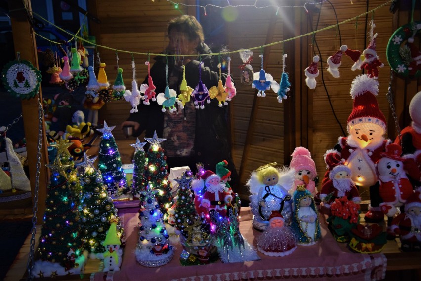 Jarmark bożonarodzeniowy stanął na Rynku w Kędzierzynie-Koźlu. Jest nastrojowo i świątecznie pomimo pandemii 