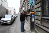 Strefa płatnego parkowania w Łodzi: Prawidłowego oznakowania brak, a kierowcy są karani mandatami