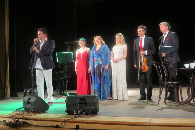 Widzowie oklaskiwali wszystkich niezwykle gorąco, za co na koniec podziękował Dariusz Stachura ( z lewej), tenor, dyrektor i reżyser festiwalu.