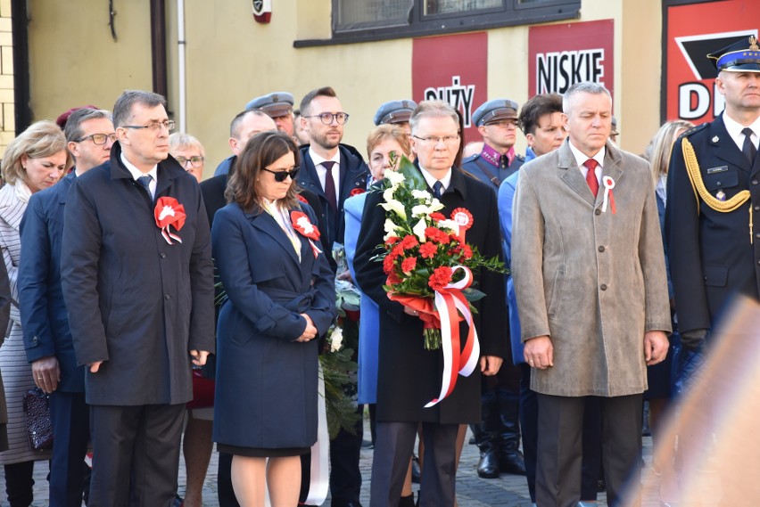 Chrzanów. Samorządowcy złożyli kwiaty pod pod tablicą upamiętniającą patriotów walczących o wolną i niepodległą Polskę [ZDJĘCIA]