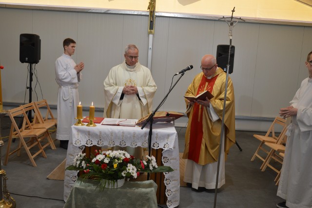 Nowe proboszcza, o. Franciszka Boka, wprowadził na urząd dziekan opolski, ks. Rudolf Świerc (z prawej).