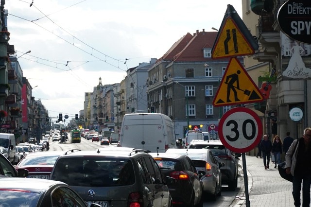 Ulica Głogowska - jedna z najważniejszych dróg wjazdowych do Poznania - w ciągu doby wjeżdża nią ponad 20 tysięcy samochodów