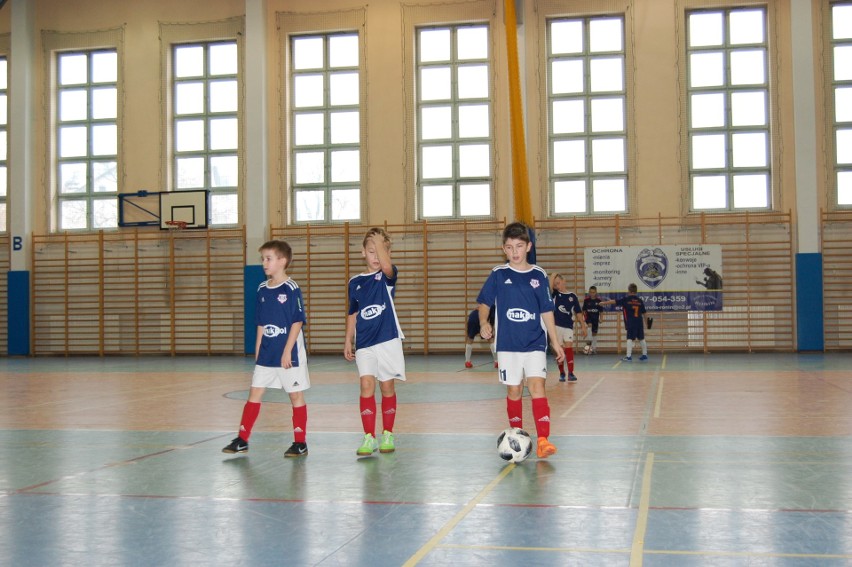 Młodzi piłkarze rywalizowali w hali sportowej ZS nr 1 w...