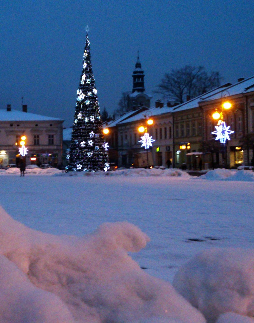 Nowy Sącz. Zaśnieżony rynek nocą wygląda urzekająco