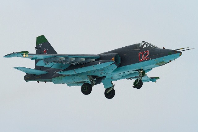 Rosja wykorzystuje w wojnie emerytowanych pilotów wojskowych, którzy pracują obecnie dla Grupy Wagnera. Na zdjęciu samolot szturmowy Su-25 - m.in. na takich maszynach latają najemnicy