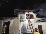 Nocny pożar w Rybniku. Strażacy gasili poddasze domu i schładzali butlę gazową. Jedna osoba poszkodowana 