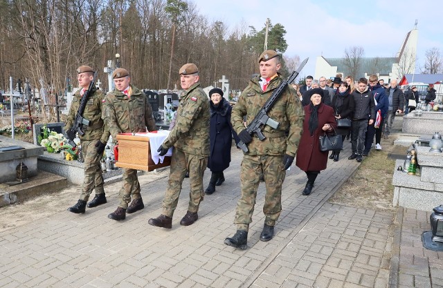 Pogrzeb Stanisława Marciniaka. Prochy żołnierza spoczęły na cmentarzu w Rogóźnie.