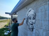 Maria Kozłowa jak żywa! Mural w Tarnobrzegu w ramach II Festiwalu Kultury Lasowiackiej. Zobaczcie dzieło Arkadiusza Andrejkowa