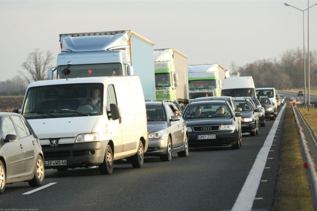 Zwężona autostrada A4 i korek - zdjęcie ilustracyjne