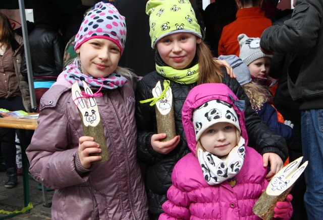 Na rynku w Grudziądzu pracownicy Centrum Edukacji Ekologicznej rozłożyli swój namiot w którym można było samodzielnie wykonać palmę wielkanocną i stroik zająca z drewna. Wszystkie materiały dostarczyli organizatorzy, którzy służyli radą w kwestii wykonania. Swoimi zajączkami chwalą się Jagoda Bednarczyk i siostry Oliwia i Zuzia Perek.