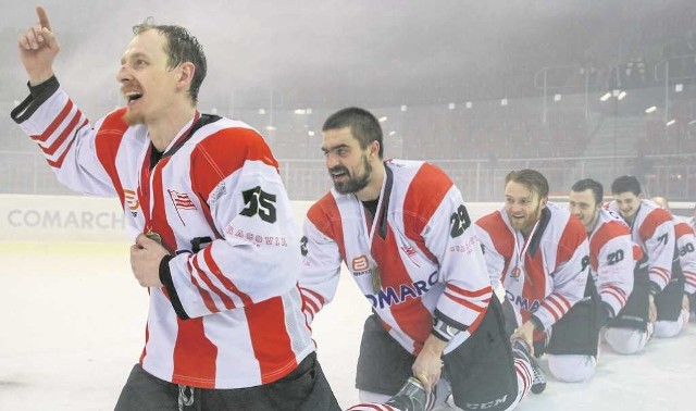 Rafał Dutka (drugi z lewej) z Patrykiem Noworytą (pierwszy z lewej) i kolegami świętują mistrzostwo Polski