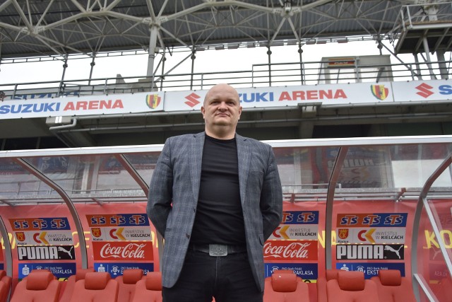 Maciej Bartoszek został trenerem Korony Kielce w PKO Ekstraklasie do końca sezonu 2019/2020. Oficjalnie został przedstawiony na konferencji prasowej na Suzuki Arenie. Mirosław Smyła w czwartek wieczorem został odsunięty od prowadzenia drużyny. Szkoleniowcem Korony Smyłą był od września 2019 roku. Pod jego wodzą zespół rozegrał 17 ligowych meczów oraz zmierzył się z Zagłębiem Lubin w I rundzie Pucharu Polski. Bilans trenera Smyły - 5 zwycięstw, 3 remisy, 9 porażek.Zastąpił go Maciej Bartoszek, dla którego jest to powrót do Kielc po prawie trzech latach. Bartoszek pracował w Kielcach w sezonie 2016/2017, prowadząc zespół w 22 spotkaniach.  Pod jego wodza Korona wygrała 9 spotkań, 3 zremisowała, 10 przegrała. Sezon w ekstraklasie zakończyła na piątym miejscu, Maciej Bartoszek został wybrany najlepszym szkoleniowcem ekstraklasy, ale po sezonie pożegnał się z kieleckim klubem. Nowy niemiecki właściciel postawił na szkoleniowca z Niemiec - Gino Lettieriego.  - Cieszę się, że tu jestem - zaczął piątkową konferencję prasową Maciej Bartoszek. - Zawsze dobrze się tutaj czułem i miło mi się tu przyjeżdżało. Zdaje sobie sprawę w jakiej sytuacji jest zespół, jakie są przede mną wyzwania, ale wierzę w miasto, kibiców i ten klub. Jestem święcie przekonany, ze razem możemy zrobić wszystko, ale bez Was nie zrobimy nic - mówię to do mediów, dziennikarzy i sponsorów. Liczymy na to wsparcie, przypominając sobie jednocześnie mój ostatni mecz w Koronie, który rozgrywaliśmy przy pełnych trybunach. Wierzę, że na najbliższym spotkaniu z ŁKS znów się spotkamy - dodał. Maciej Bartoszek zawsze podkreślał, że w tym mieście i w tym klubie czuje się znakomicie i ma do niego ogromny sentyment. Deklarował już chęć powrotu wcześniej, po odsunięciu Gino Lettieriego, ale zarząd Korony miał inny pomysł na ten zespół. Teraz powrót Macieja Bartoszka stał się faktem. - Decyzja o powrocie do Korony była trudna, ponieważ trzeba było z godziny na godzinę wywrócić pewne rzeczy do góry nogami, ale tak jak kiedyś się już wypowiadałem - tu spędziłem sporo fajnego czasu, poznałem ciekawych ludzi, tu był mój drugi dom i jeśli klub potrzebuje mojego wsparcia, to jestem. Na to samo liczę od kibiców - powiedział Maciej Bartoszek.  - Wiem, że biorę na siebie ogromny ciężar, ale dźwigamy go teraz my wszyscy. Dołączam po prostu do grupy fajnych ludzi i myślę, że razem to dźwigniemy. Gdybym w to nie wierzył, nie znał tej atmosfery, pewnie bym się tego nie podjął, ale to jest Korona Kielce, dlatego tu przyjechałem. Wszystkie ręce na pokład, musimy walczyć dopóki piłka w grze, wszystko jest możliwe - dodał. W sztabie szkoleniowym Korony doszło do zmian. Odszedł nie tylko trener Mirosław Smyła, ale również ściągnięci przez niego asystenci – Grzegorz Zmuda i Daniel Wojtasz.Asystentem w dalszym ciągu będzie Kamil Kuzera, trenerem bramkarzy Mirosław Dreszer, a trenerem przygotowania fizycznego Michał Dutkiewicz. Być może jeszcze ktoś dołączy do tego grona, wkrótce ma zapaść decyzja w tej sprawie. -W sztabie szkoleniowym, oprócz Kamila Kuzery, było jeszcze dwóch asystentów i podjąłem decyzję, że będę kontynuował pracę bez ich pomocy. Pracujemy nad kwestią nowych współpracowników, chyba, że uda mi się inaczej rozdzielić te zadania o osoby, które są w klubie, natomiast reszta sztabu zostaje bez zmian - powiedział Maciej Bartoszek.(dor)