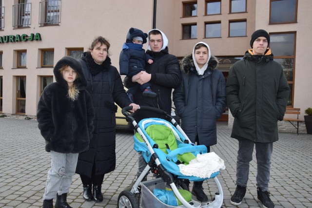 Aleksandra spod Nadwirnej i jej pięcioro dzieci. Najmłodsza, 11 miesięczna córka weszła do Polski na rękach swojej matki